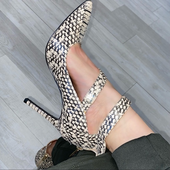 Vintage Nude and Black Guess Pointy Toe Pump - Picture 8 of 8